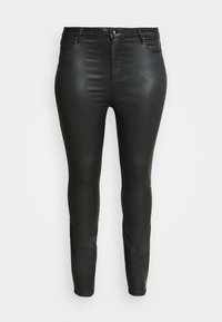 Svarta högmidjade skinny coated byxor med knäppning fram och fickor, uppvisade mot en enkel ljus bakgrund.