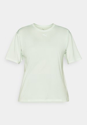 Lichtgroene, korte mouwen sport T-shirt gemaakt van glad stof. Heeft een wit Puma-logo op de borst. Klassieke ronde halslijn.