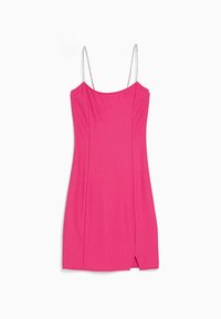 Robe ajustée sans manches en tissu côtelé rose vif. Présente des bretelles fines argentées et une fente à l'ourlet pour plus de détails.