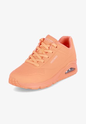 Orangene Skechers-Sneaker mit durchlöchertem Obermaterial, Schnürdesign und einer sichtbaren Luftpolsterung in der Sohle. Texturierte Gummisohle.