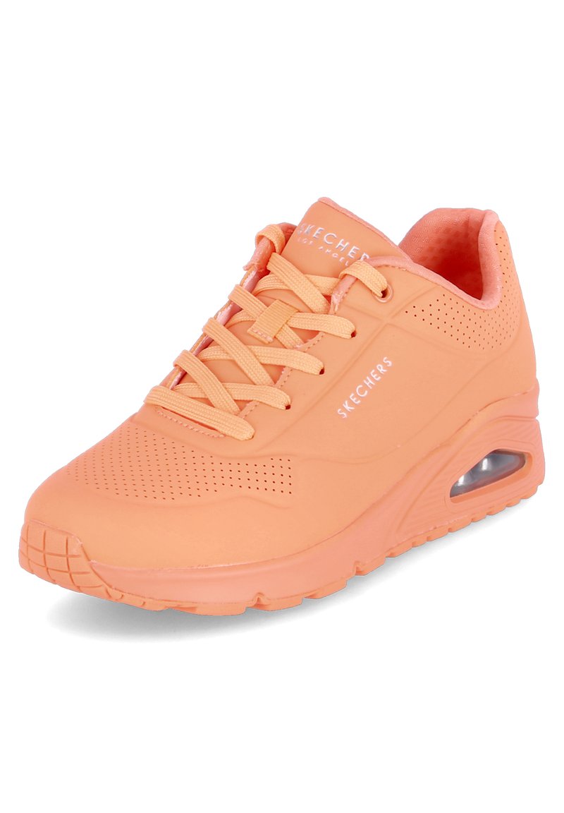 Sneaker Skechers arancione con upper perforato, design con lacci e un'unità di ammortizzazione visibile nella suola. Suola in gomma testurizzata.