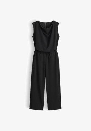 Tuta nera senza maniche con vita elastica, gambe larghe, scollo rotondo e chiusura con bottoni sul retro, appesa su sfondo bianco.