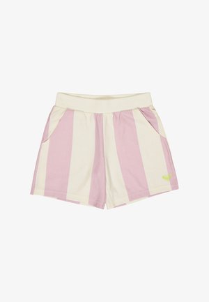 Bela bombažna majica s pisanim logotipom "ROXY", v kombinaciji s pastelno črtastimi hlačami v roza in beli barvi. Modri športni copati dopolnjujejo obleko.