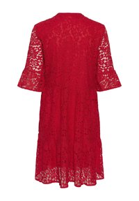 Rochie roșie din dantelă cu un design cu mâneci evazate, având o fustă în straturi și un model floral din dantelă pe întreaga suprafață. Vederea din spate evidențiază detaliiintricate.