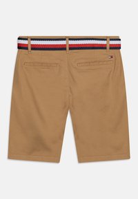 Pantaloni shorts khaki con una cintura intrecciata con strisce blu, bianche e rosse; due tasche posteriori; texture liscia; vestibilità sartoriale.