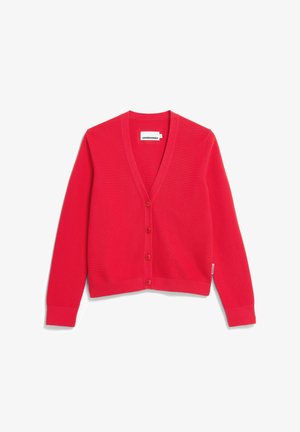 Rode V-hals vest met knopen, lange mouwen en geribde manchetten, plat uitgespreid op een witte achtergrond.