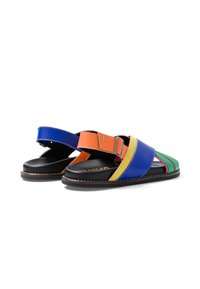 Paire de sandales à bout ouvert avec des brides ajustables en cuir bleu, orange, jaune et vert et des semelles noires rembourrées sur fond blanc.