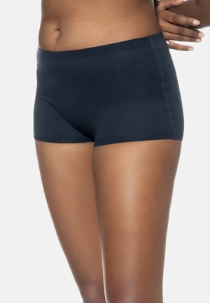 Schwarze Baumwoll-Boxershorts aus Stretch mit glatter Textur, minimalen Nähten und einem bequemen Bund. Betont ein modernes, passgenaues Design.