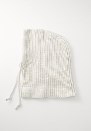 Witte gebreide beanie met een ribbelstructuur, voorzien van een trekkoord en een klein merklabel aan de zijkant. Zacht, ademend materiaal.