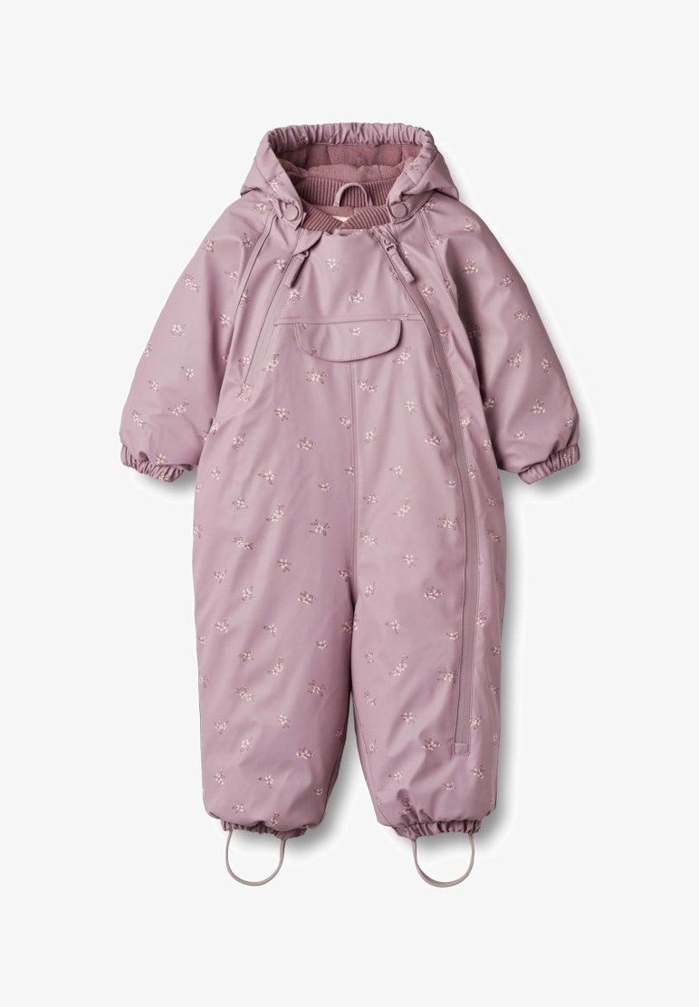 Combinaison de neige lilas pour tout-petit avec capuche, petite impression florale, poignets élastiques, rabat de poche avant, fermetures éclair latérales et étriers aux ouvertures des jambes.
