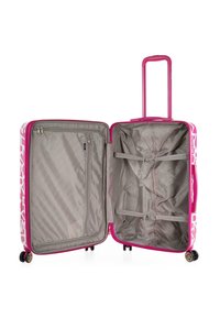 Maleta rosa de carcasa dura con un interior gris estampado, dobles compartimentos, correas ajustables y un mango retráctil. Incluye cuatro ruedas.