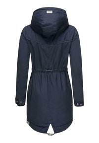 Mörkblå huva kappa med insvängd midja, tryckknappar vid ärmsluten och dragsko i nederkant. Har en slät yta och reflekterande sömmar.