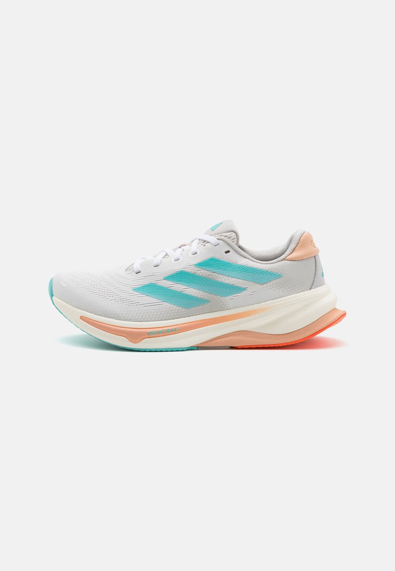 Scarpa da corsa leggera con tomaia in rete grigia, accenti turchesi, tallone in morbido pesca e suola ammortizzata multicolore.