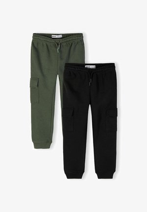 Zwei Paar Cargo-Sweathosen mit Kordelzug und elastischen Bündchen, eine in Olivgrün und eine in Schwarz, flach auf einem weißen Hintergrund ausgelegt.