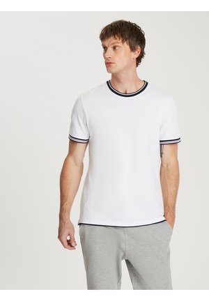 - T-shirt z nadrukiem