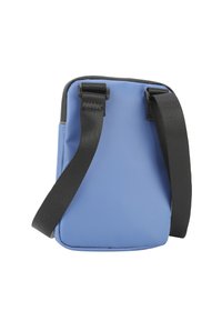 Compact blauwe schoudertas van synthetisch materiaal, met een strak design, een zwarte verstelbare schouderriem en verstevigde randen.