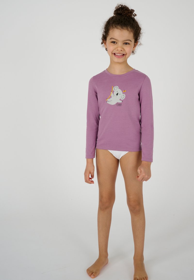 Maglietta a maniche lunghe di lavanda con una grafica grigia di un koala. Il bambino indossa pantaloni corti bianchi sotto, in piedi scalzo su uno sfondo neutro.