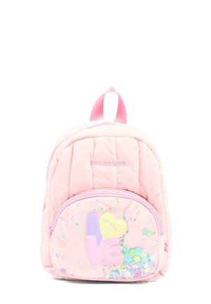 Pequeña mochila rosa acolchada con bolsillo frontal decorado con confeti de colores y letras "LOVE", incluyendo un corazón amarillo.