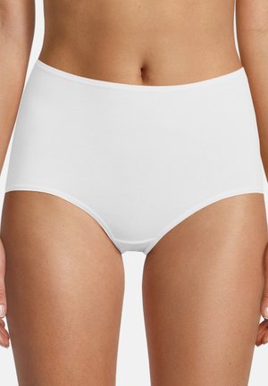 Weiße nahtlose Unterwäsche mit hoher Taille, getragen von einer Person, die den unteren Torso und die oberen Oberschenkel vor einem schlichten Hintergrund zeigt.