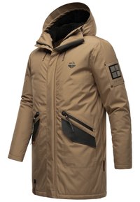 Chaqueta parka color canela con cuello alto, forro de piel sintética negra, dos bolsillos laterales con cremallera negra y un parche en la manga. Cuenta con un acabado brillante.