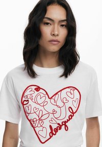 Desigual WITH EMBOSSED HEARTS - T-shirt con stampa - white