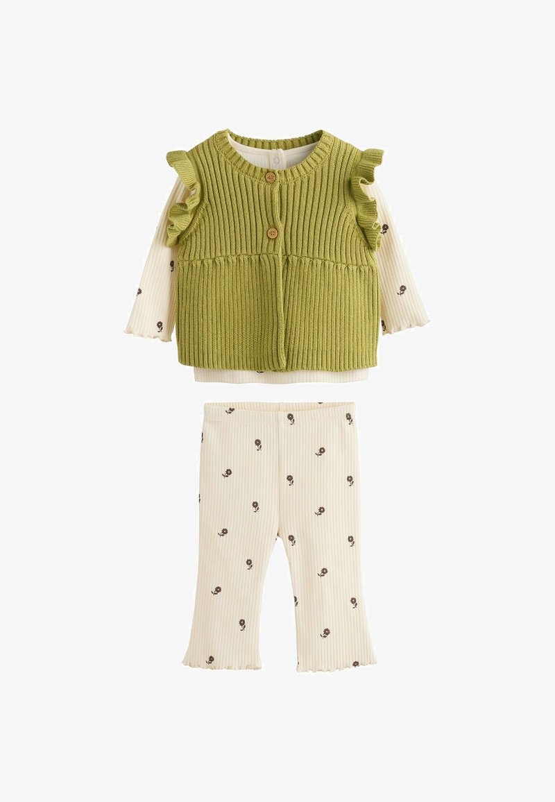 Chaleco verde de punto sin mangas con botones sobre camiseta de manga larga floral crema y pantalones acanalados florales a juego para niño pequeño.