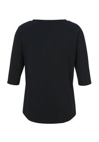 Donkerblauw shirt met driekwart mouwen, ronde hals, zachte textuur en een losse fit; heeft subtiele stikseldetails op de naden.