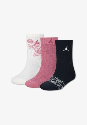 Trzy pary skarpet crew w białym kolorze z różowym wzorem kwiatowym, różowe z teksturowanym splotem i czarne z białym wzorem kwiatowym, każda para z małym logo jumpman.