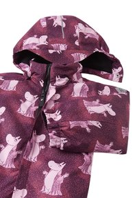 Lila vattentät jacka med huva, prydd med ett mönster av rosa tecknade figurer och dragkedjestängning. Elastiska ärmslut med reflekterande detaljer.