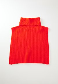 Lys oransje ribbet strikket ermeløs turtleneck kravehalsvarmer liggende flatt på hvit bakgrunn.