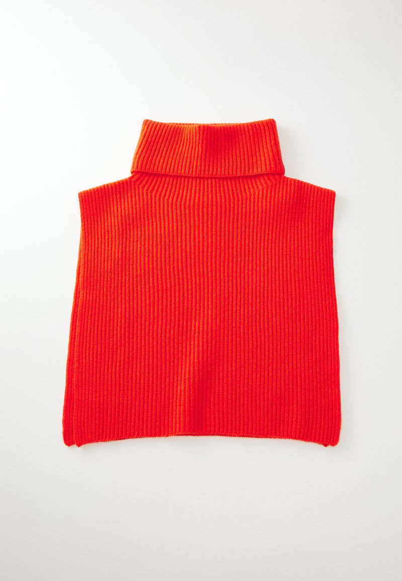 Lys oransje ribbet strikket ermeløs turtleneck kravehalsvarmer liggende flatt på hvit bakgrunn.