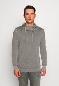 Grauer gestrickter Sweatshirt mit hohem Kragen und Kordeln, ausgestattet mit einem strukturierten Muster, enganliegenden Bündchen und einem lässigen Schnitt.