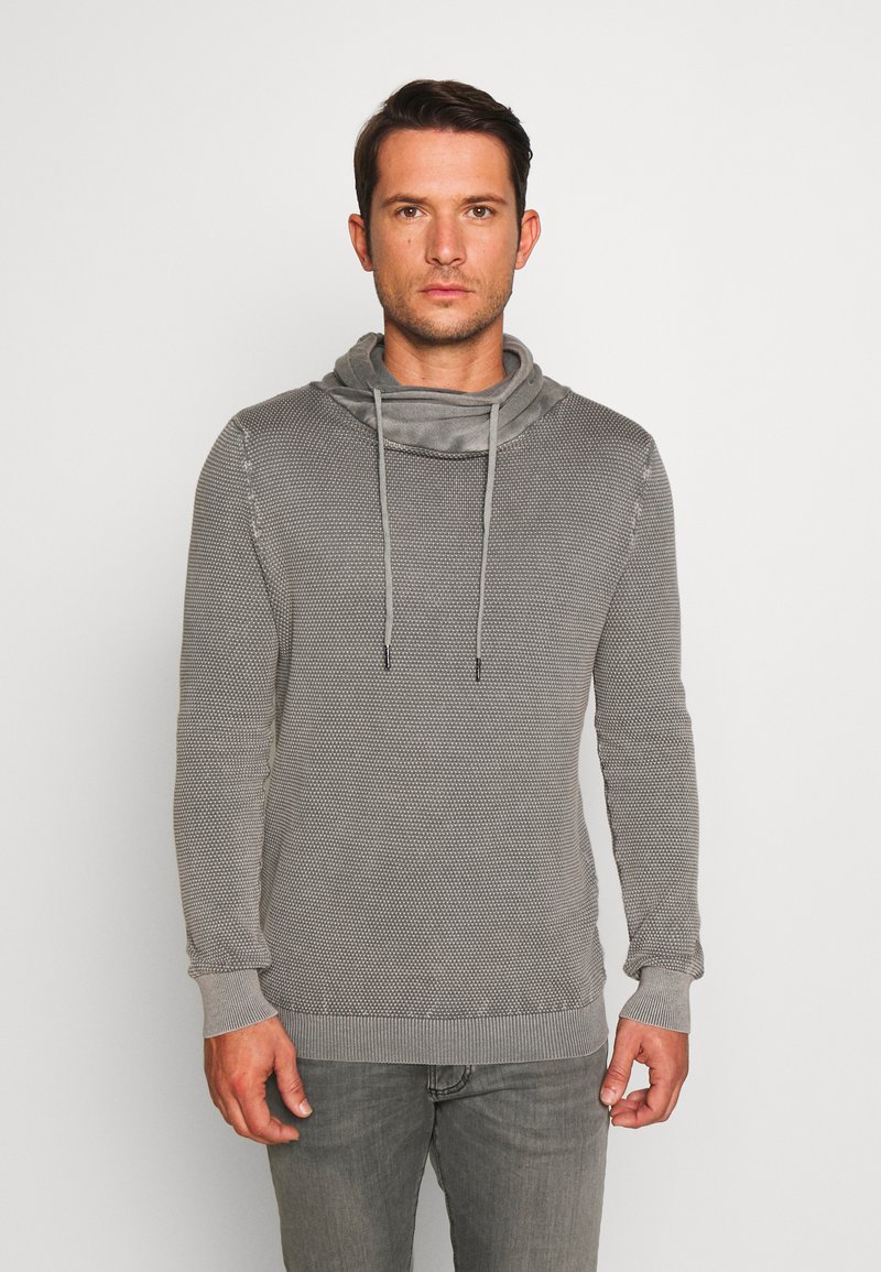 Grauer gestrickter Sweatshirt mit hohem Kragen und Kordeln, ausgestattet mit einem strukturierten Muster, enganliegenden Bündchen und einem lässigen Schnitt.