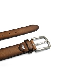Brauner Ledergürtel mit strukturierter Oberfläche, silberner Metallschnalle und Branding-Detail. Der Gürtel verfügt über Löcher zur verstellbaren Größenanpassung.