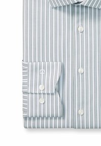 Hellblaue und weiße gestreifte Hemdbluse mit Kentkragen, geknöpften Manschetten und weißen Knöpfen. Glatter Stoff mit subtiler Satin-Optik.