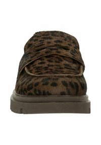 Vooraanzicht van een bruine loafers met luipaardprint, een dikke zool en een band over het bovenste deel van de schoen.