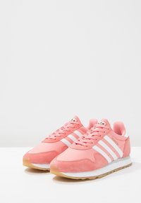 Rosa sportskor med ovandel i mesh och mocka, vit tre-randsdesign, rund tå och yttersula i gummigummi. Snörstängning.