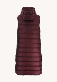 Gilet imbottito bordeaux con colletto alto, design trapuntato e cuciture orizzontali. Tessuto morbido, lunghezza fino al ginocchio, senza hardware o dettagli visibili.