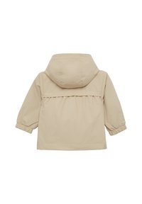 Beige wasserdichte Jacke mit Kapuze, elastischen Bündchen und gerafftem Rücken. Glatte Textur und minimalistisches Design, geeignet für verschiedene Anlässe.