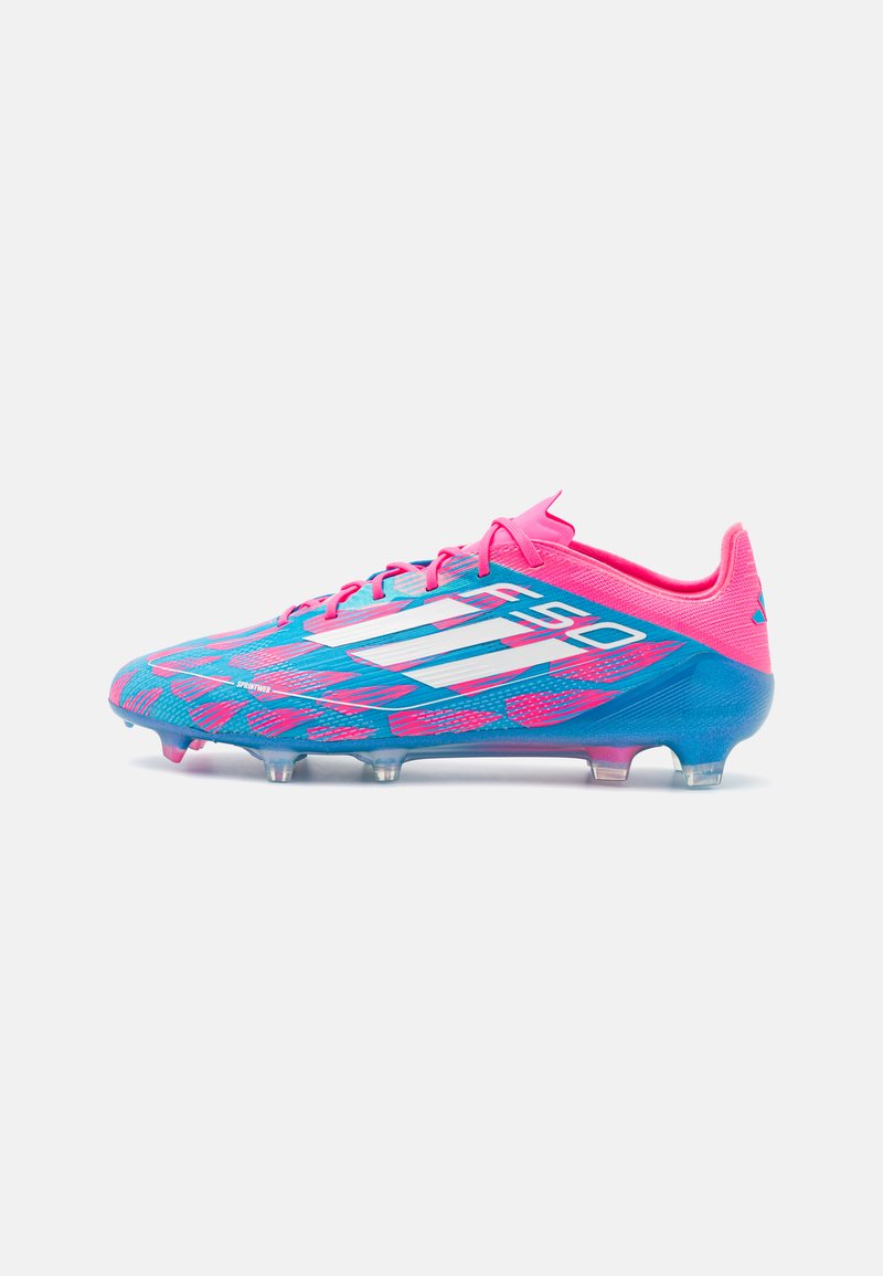 Scarpa da calcio multicolore con una base blu e dettagli rosa, caratterizzata da un design testurizzato, chiusura con lacci e diversi tacchetti trasparenti.