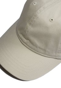 Beige Baseballcap mit gebogenem Schild, aus strukturiertem Stoff, mit Nähten entlang der Kanten und Belüftungsöffnungen auf der Krone.