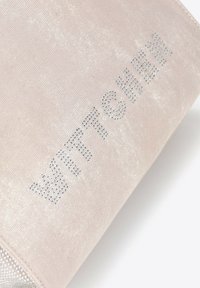 Jasnoróżowa torebka z teksturowaną powierzchnią, ozdobiona srebrnymi ćwiekami tworzącymi słowo "WITTCHEN". Gładkie wykończenie z subtelnym połyskiem.