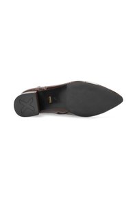 Zapato de cuero marrón con puntera afilada y suela de goma negra texturizada. Presenta costuras sutiles y un diseño ligero.