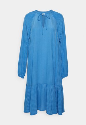 Robe bleue à manches longues, décolleté rond avec un lien, texture rayée et ourlet évasé avec des volants en bas.