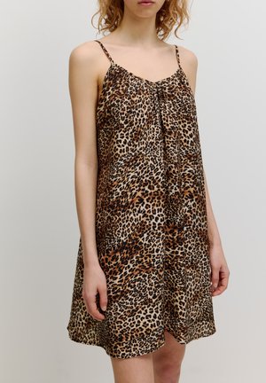 Leopardprint jurk met dunne bandjes. Heeft een loose fit, knielange ontwerp en een gladde, lichtgewicht stofstructuur.