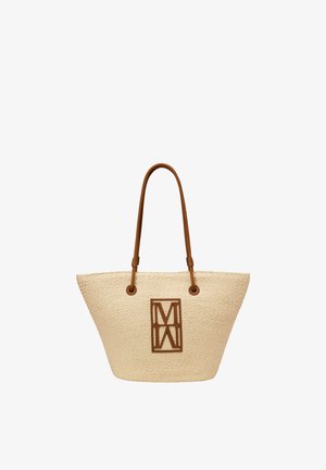 Beżowa, pleciona torba typu tote z brązowymi skórzanymi uchwytami i dopasowaną brązową geometryczną naszywką z logo na środku przodu.