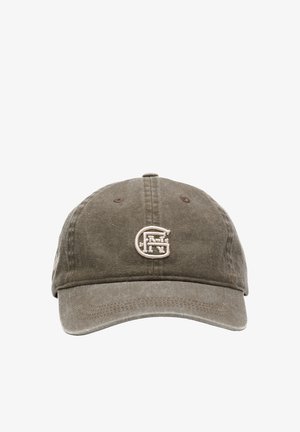 Cappellino da baseball verde oliva con visiera curva e logo ricamato bianco cucito al centro del pannello frontale.