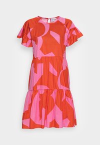 Vestido de algodón rojo y rosa con mangas cortas con volantes, escote redondo y falda de capas con patrones geométricos abstractos.