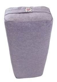 Lila tygklädd kudde med fyrkantig topp och avsmalnande bas. Har ett litet märke på ena sidan med en grafisk design.