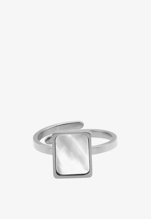 Sølvfarget metallring med trekantet perlemors stein, åpen ringdesign, glatt overflate og minimalistisk stil.